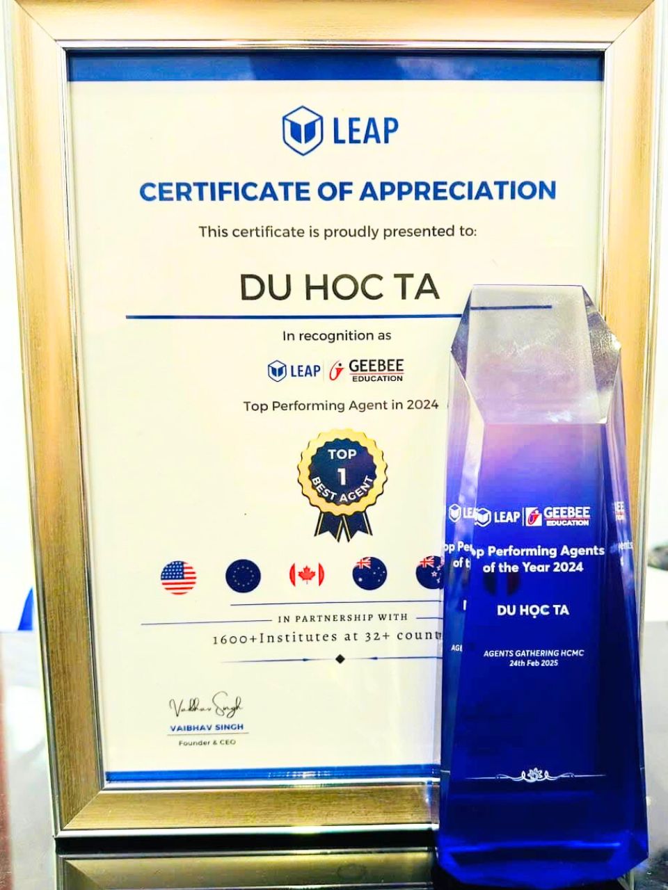 Du học TA-nhan-top-1-leap-geebee Cận cảnh bằng chứng nhận và cúp pha lê Top Performing Agent 2024 của Du học TA