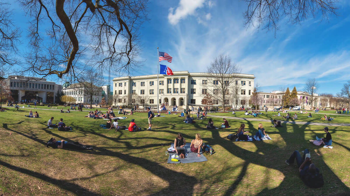 American University Washington D.C 2027: Học phí & ngành 7 Quảng trường American University với cờ Mỹ và cờ trường tung bay trước tòa nhà chính