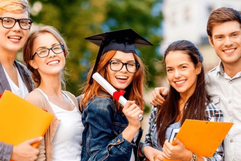 Du học Mỹ 2027: 18 cách trải nghiệm tuyệt vời nhất 5 Sinh viên tốt nghiệp đại học tại Mỹ rạng rỡ trong ngày nhận bằng