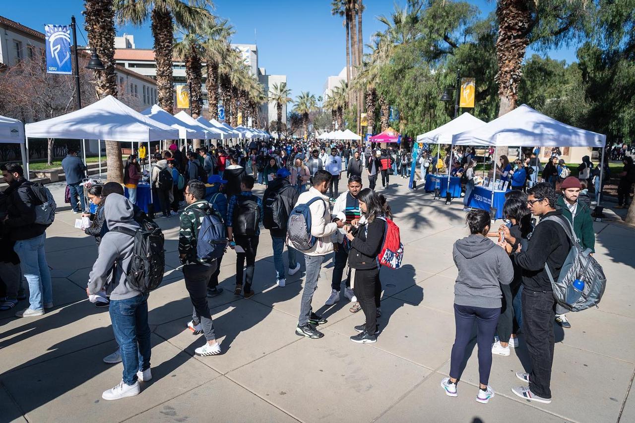 San José State University 2027: Học phí & 7 Ngày hội câu lạc bộ tại khuôn viên San José State University với cờ SJSU