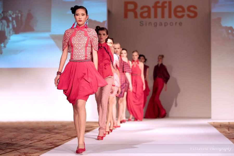 Raffles Singapore 2027: Học phí, ngành học & học bổng 6 Sinh viên ngành thiết kế thời trang thực hành tại xưởng studio của Raffles Singapore