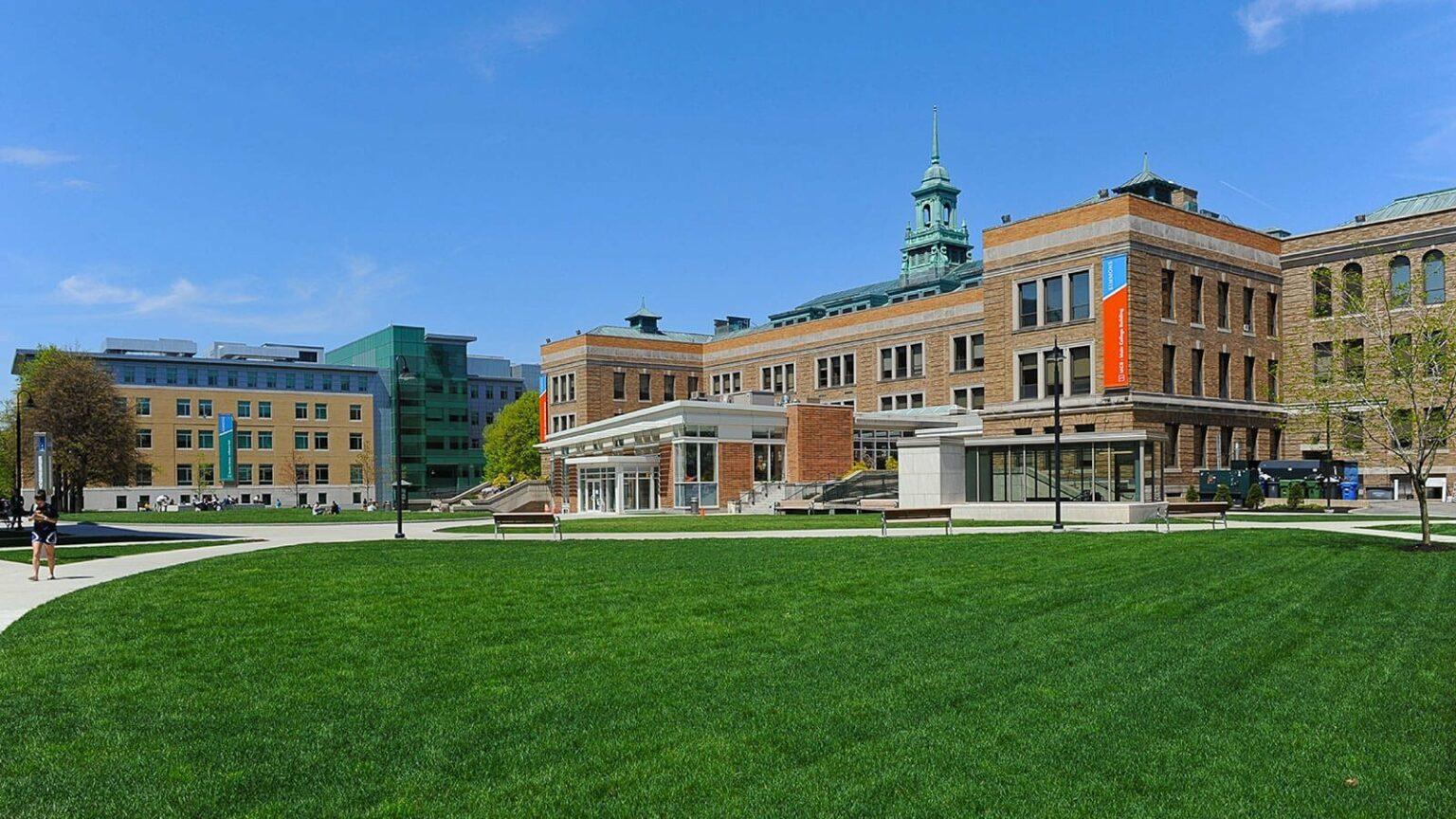 Simmons University Boston 2027: Học phí & điều kiện 9 Khuôn viên Simmons University Boston với bãi cỏ xanh và tòa nhà Main College