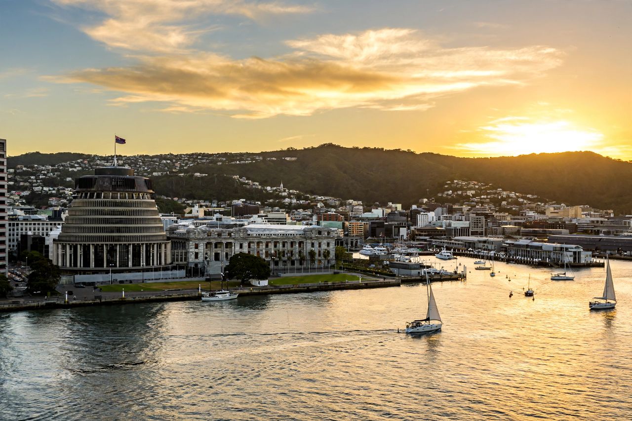 Du Học Auckland Hay Wellington 2027? So Sánh Chi Tiết Để Lựa Chọn 3 Bến cảng Wellington với tòa nhà Quốc hội Beehive, thủ đô sáng tạo của New Zealand