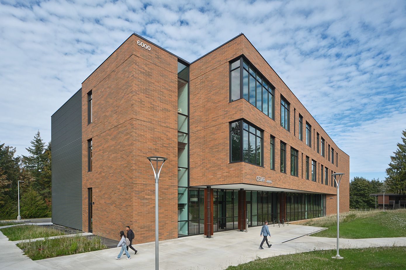 Shoreline Community College 2027: Học phí & lộ trình 2+2 5 Tòa nhà Cedar hiện đại trong khuôn viên Shoreline Community College