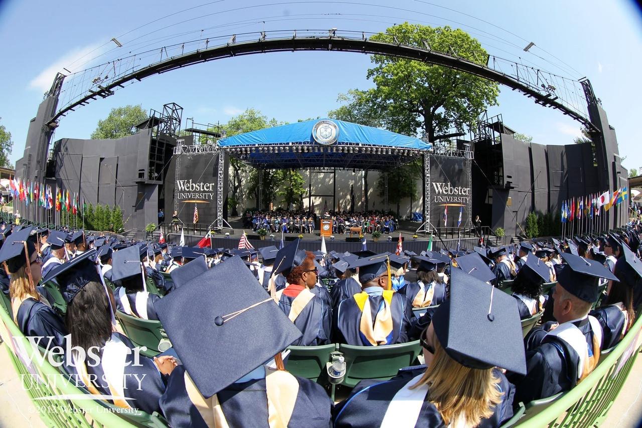 Webster University 2027: Học phí & học bổng St. Louis 7 Lễ tốt nghiệp của sinh viên Webster University tại St. Louis với sự tham gia của sinh viên quốc tế từ hơn 100 quốc gia