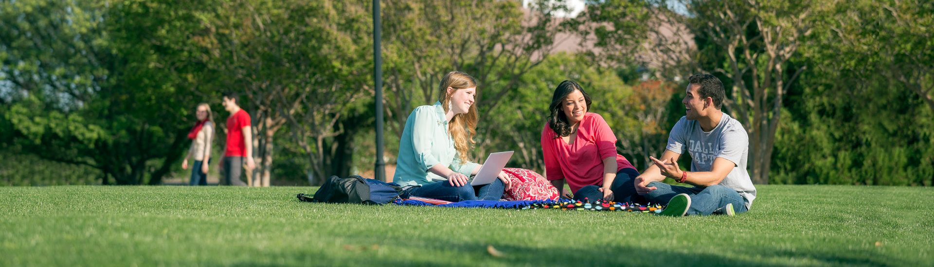 Dallas Baptist University 2027: Học phí & 3 Sinh viên Dallas Baptist University sinh hoạt trên bãi cỏ campus tại Dallas, Texas